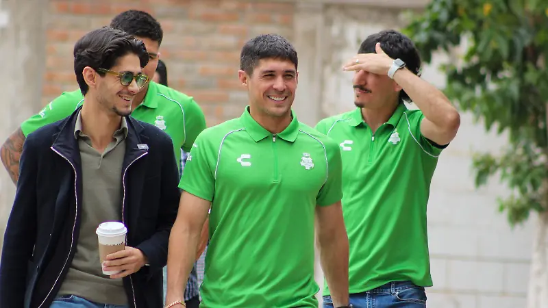 Club Santos obsequia útiles escolares en Primaria Francisco I. Madero